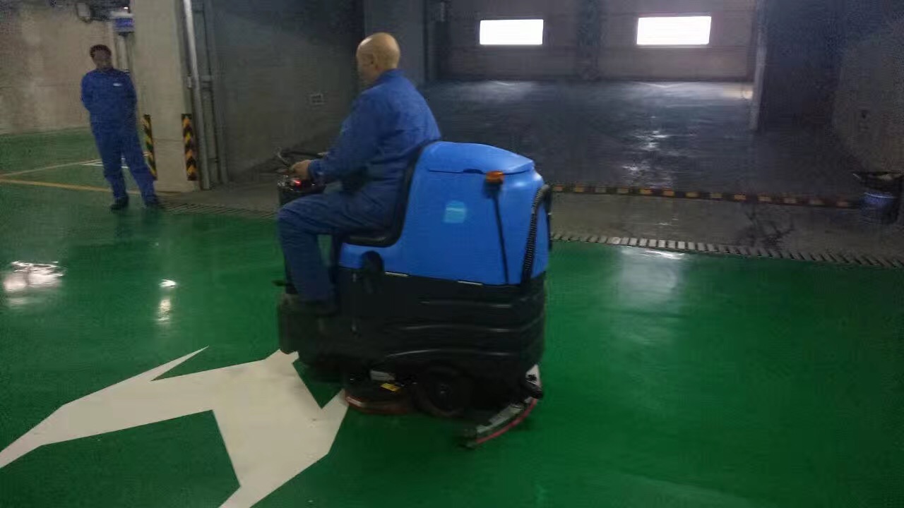 日常使用駕駛式洗地機(jī)如何保養(yǎng)？要注意些什么