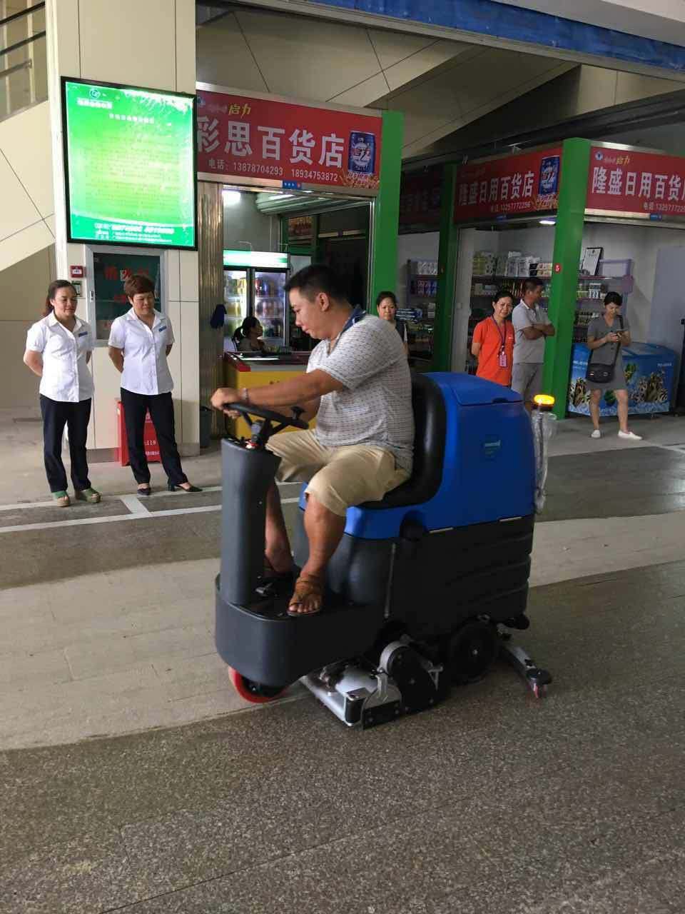 菜市場駕駛式洗地機是怎么工作的？