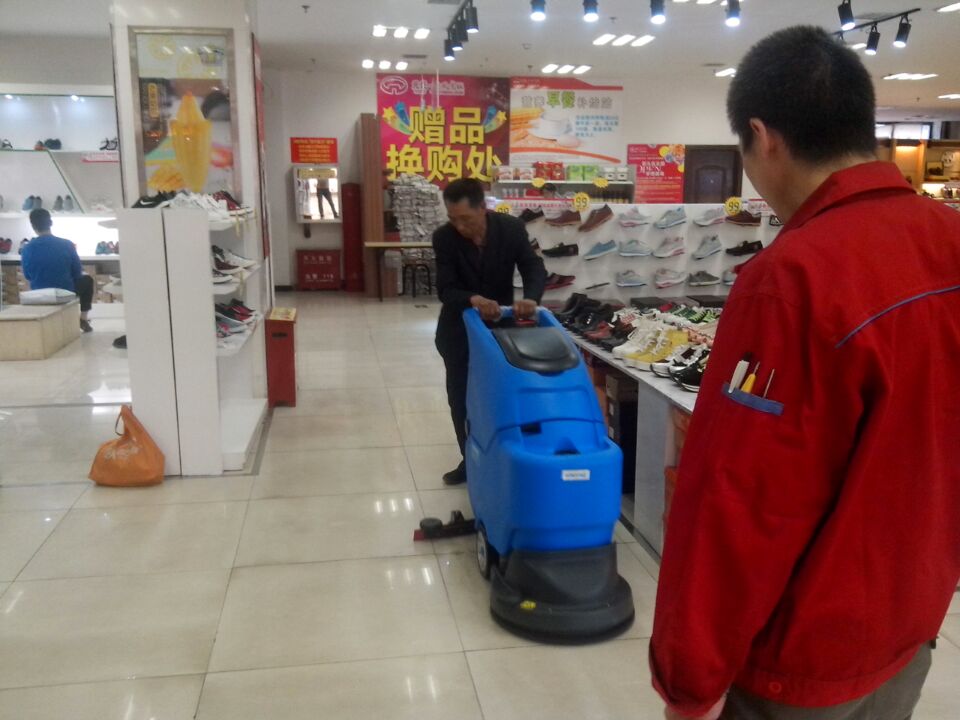 全自動(dòng)洗地機(jī)為食品生產(chǎn)環(huán)境保駕護(hù)航