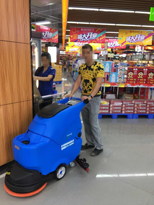 超市商場(chǎng)和酒店使用洗地車洗地機(jī)已經(jīng)不為奇怪了