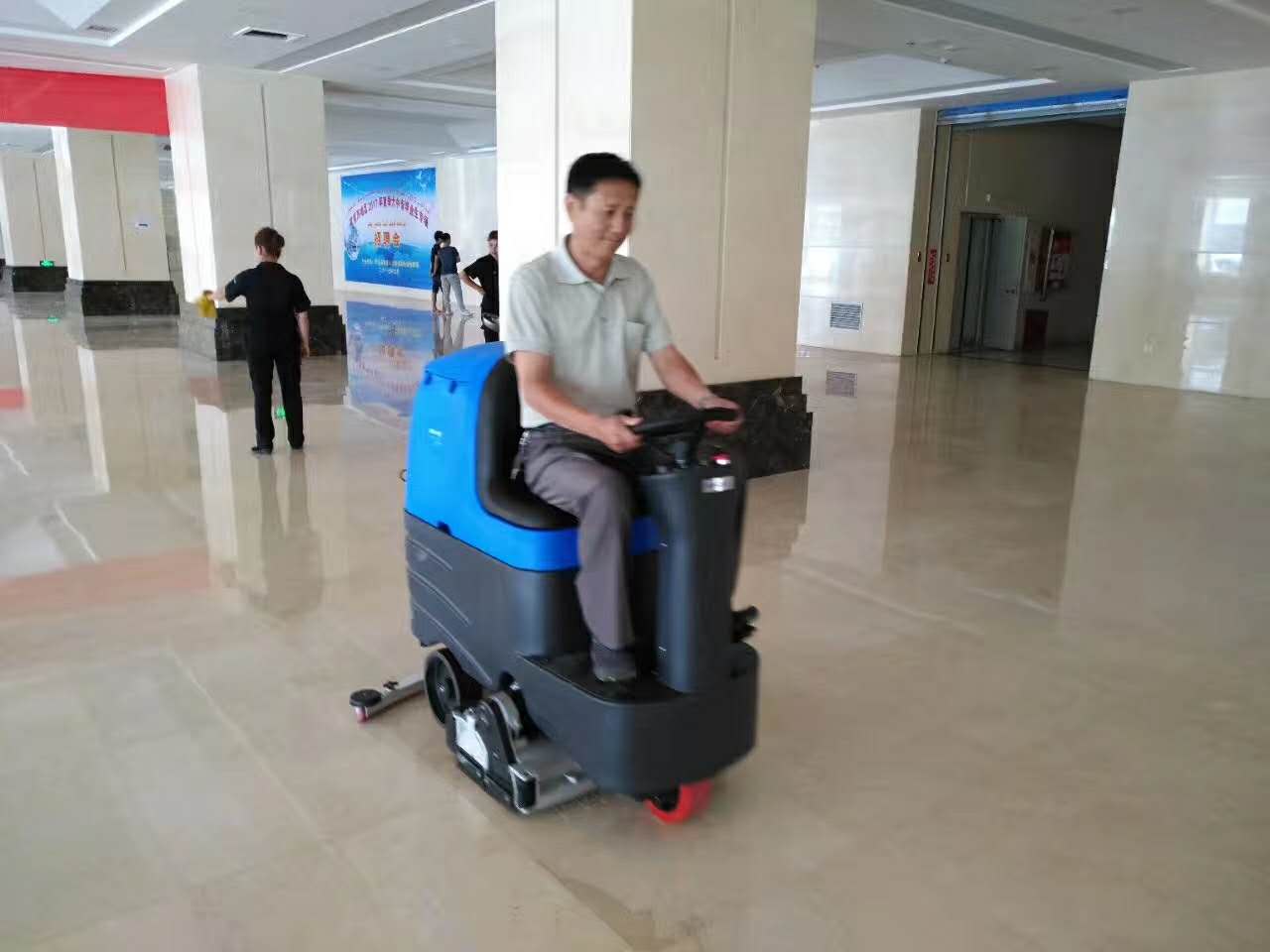 駕駛式洗地機(jī)為什么會(huì)出現(xiàn)地面洗不干凈？