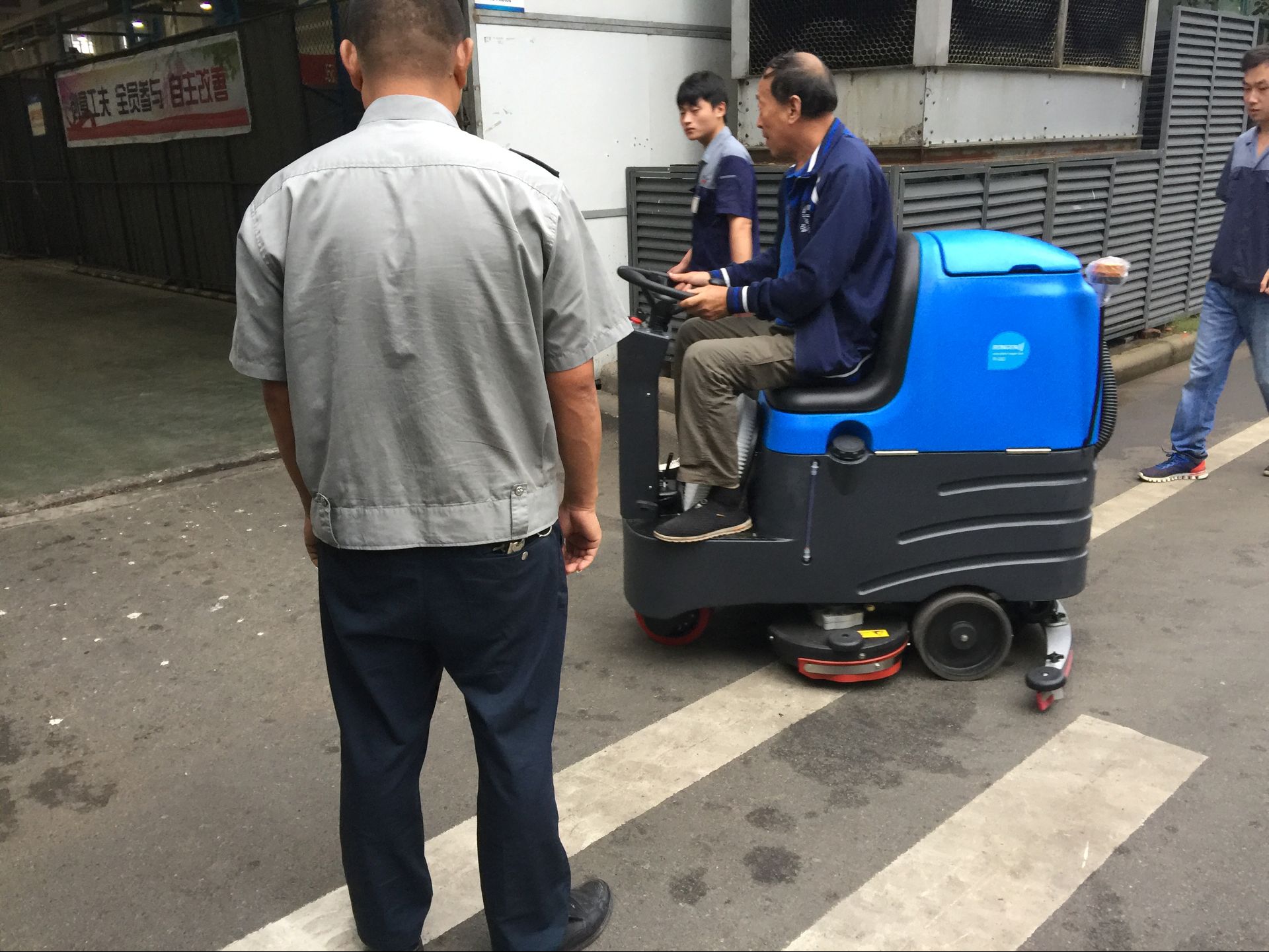 國內(nèi)全自動洗地機(jī)廠家，哪家服務(wù)好?