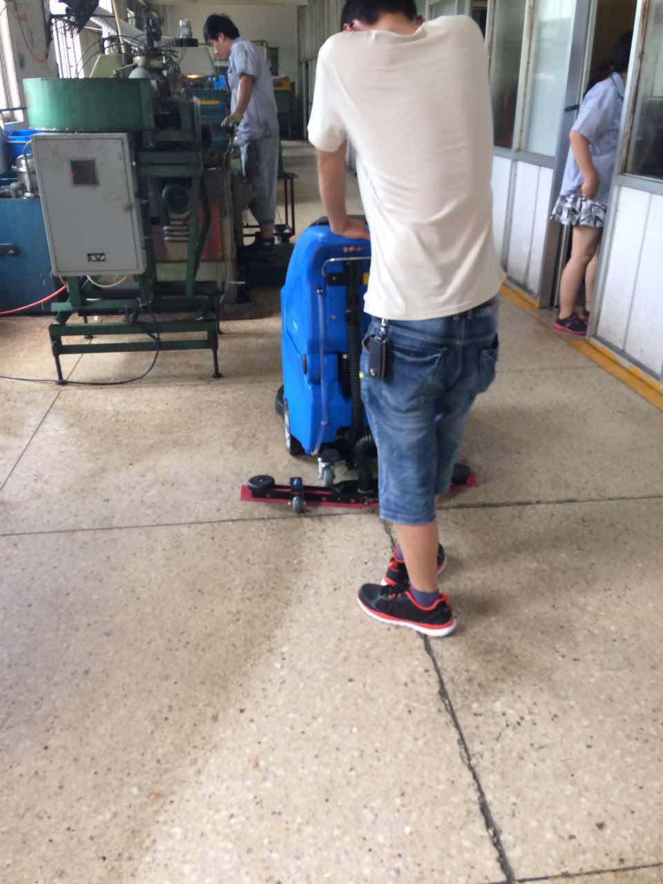 全自動(dòng)洗地機(jī)這個(gè)行業(yè)都在用，你還不趕緊采購(gòu)？