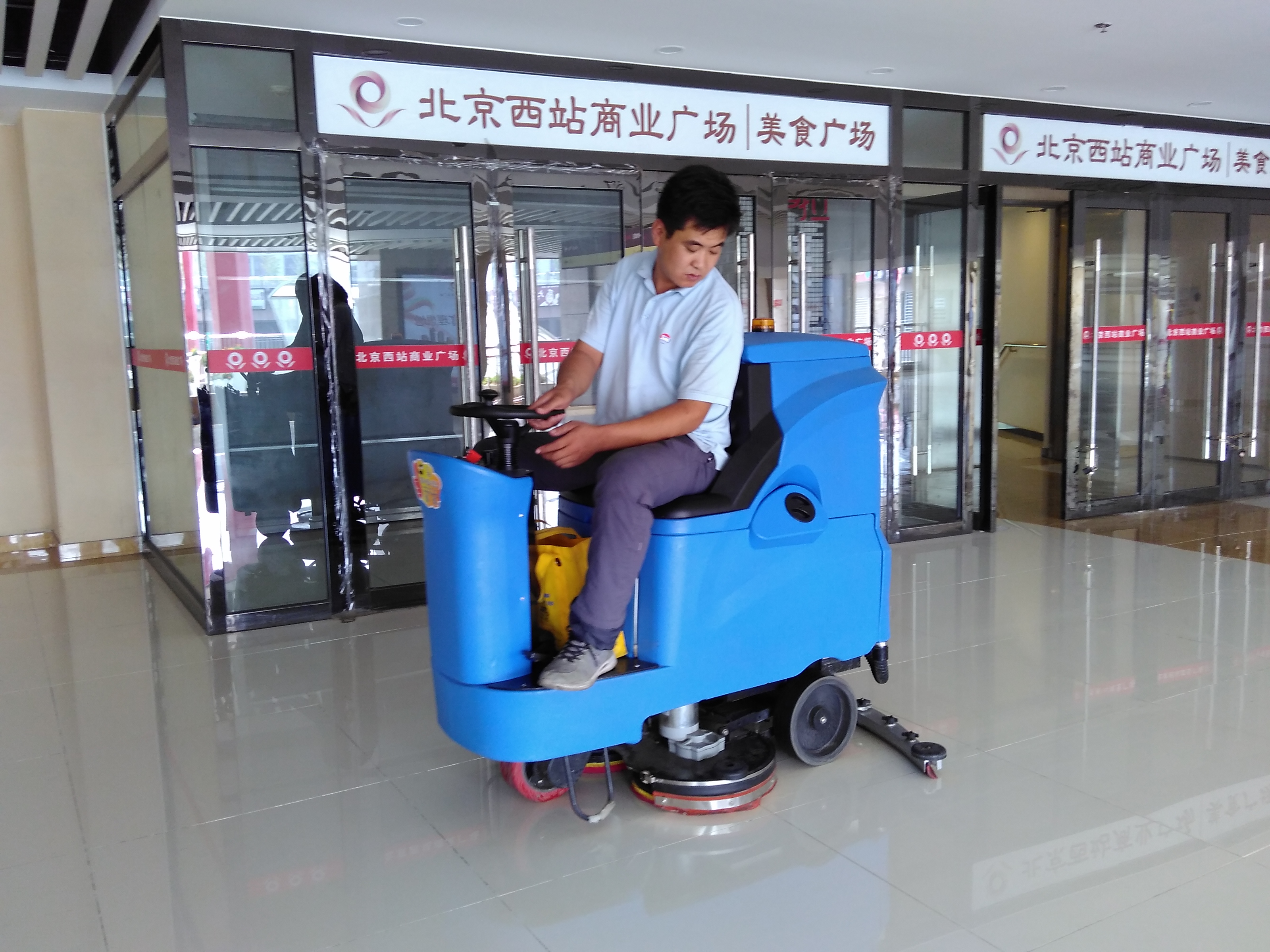 如何來選擇駕駛式洗地機(jī)和手推式洗地機(jī)，這兩種哪個(gè)更實(shí)用?