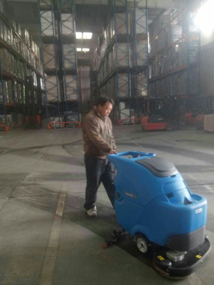 車(chē)間水泥地面油污該怎么處理?洗地機(jī)幫你解決