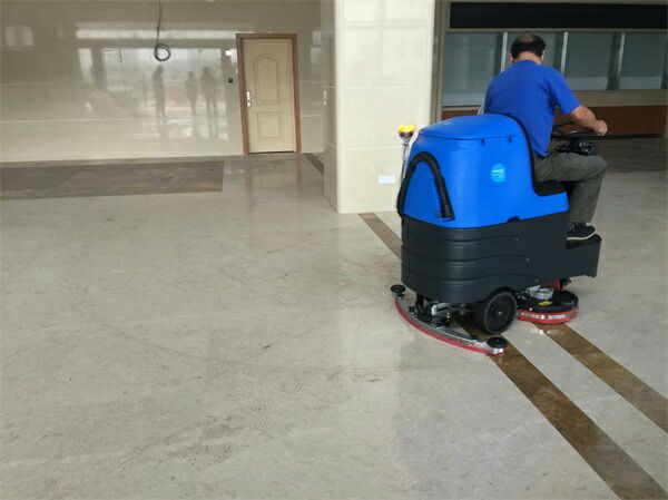 使用駕駛式洗地機做清潔可不可以省錢？