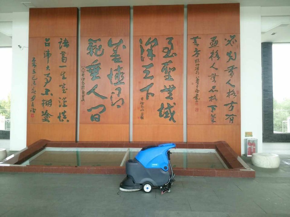 全自動洗地機走在保潔行業(yè)前端 獨攬清潔大任