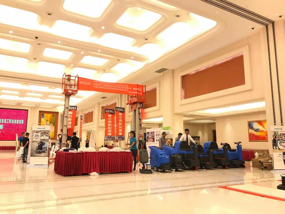 全自動洗地機為工人提供更加干凈舒適的工作環(huán)境！