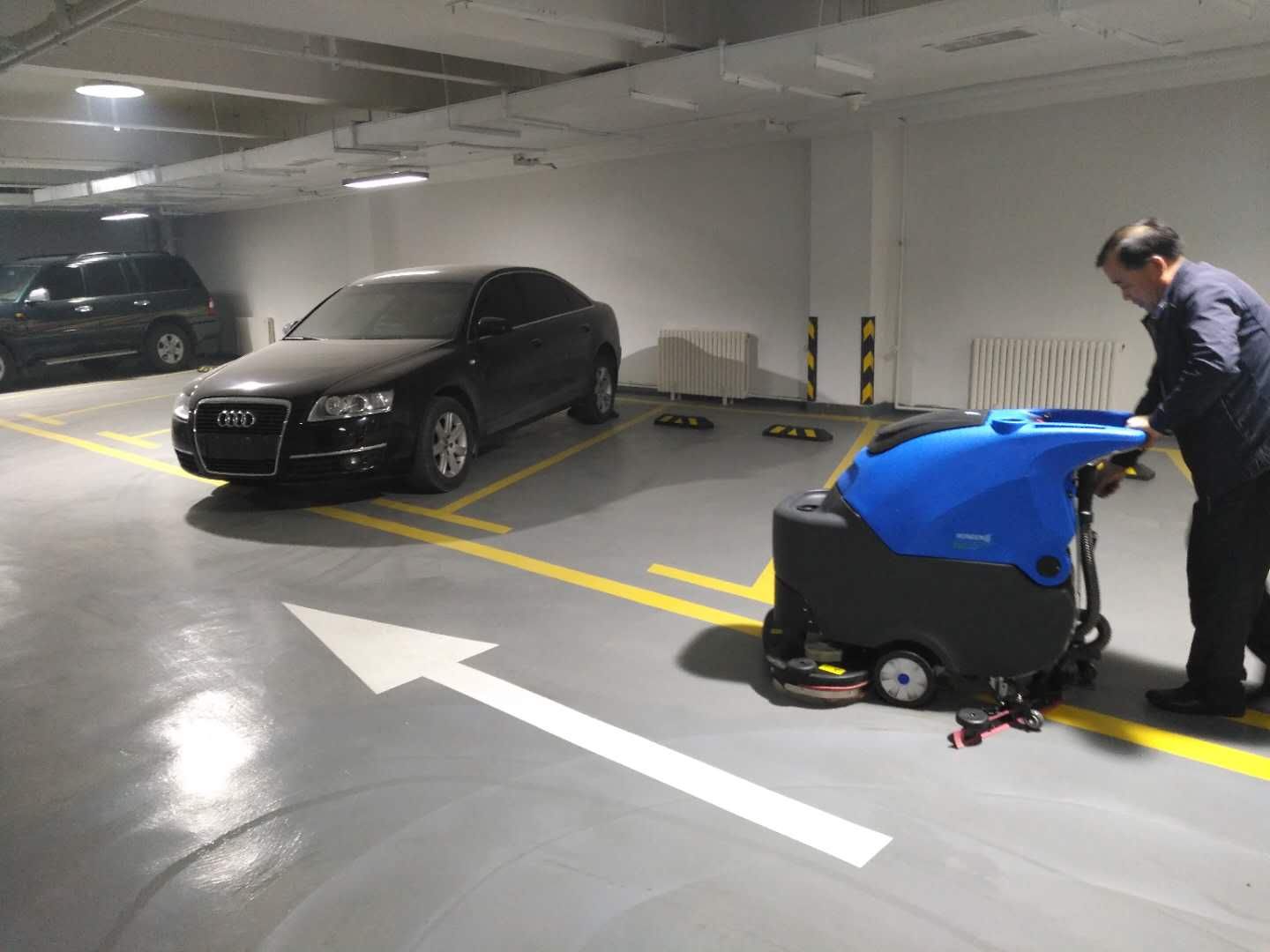 全自動洗地機(jī)得到工業(yè)領(lǐng)域的認(rèn)可，為工人提供更加干凈舒適的工作環(huán)境！