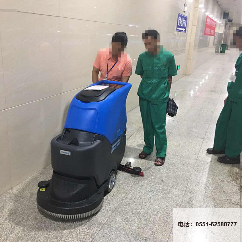 使用電瓶式全自動洗地機(jī)做清潔的三大優(yōu)勢分析