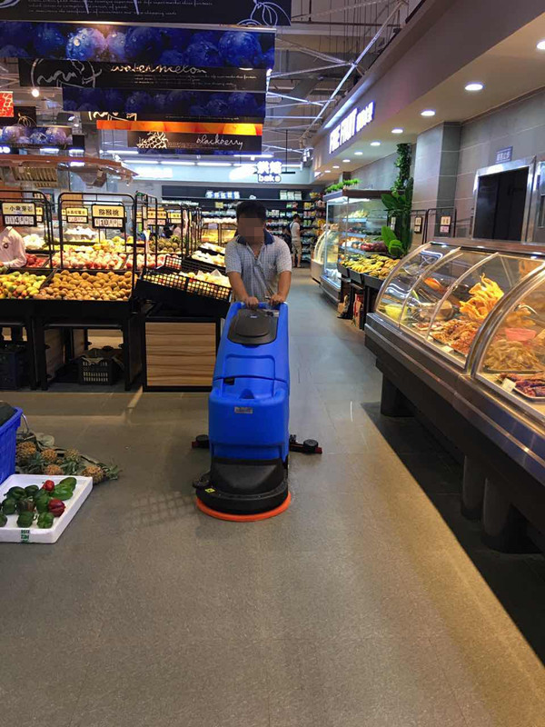 手推式洗地機“節(jié)人”實用，長久省錢!