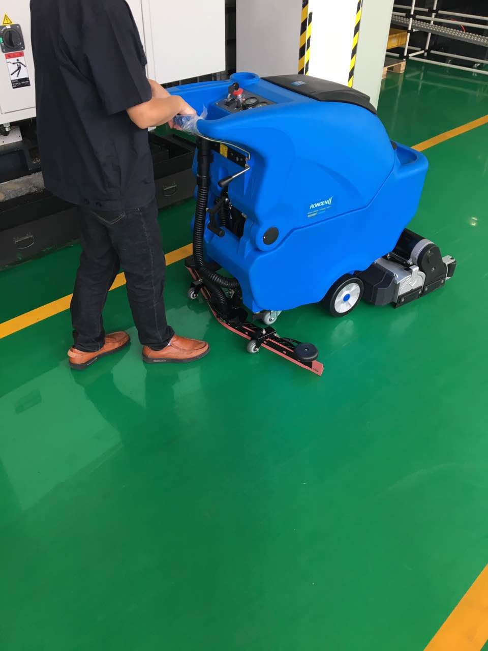 洗地機(jī)生產(chǎn)廠家怎樣清潔環(huán)氧地面？