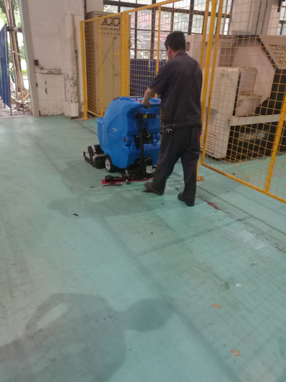 全自動洗地機這個行業(yè)都在用，你還不趕緊采購？