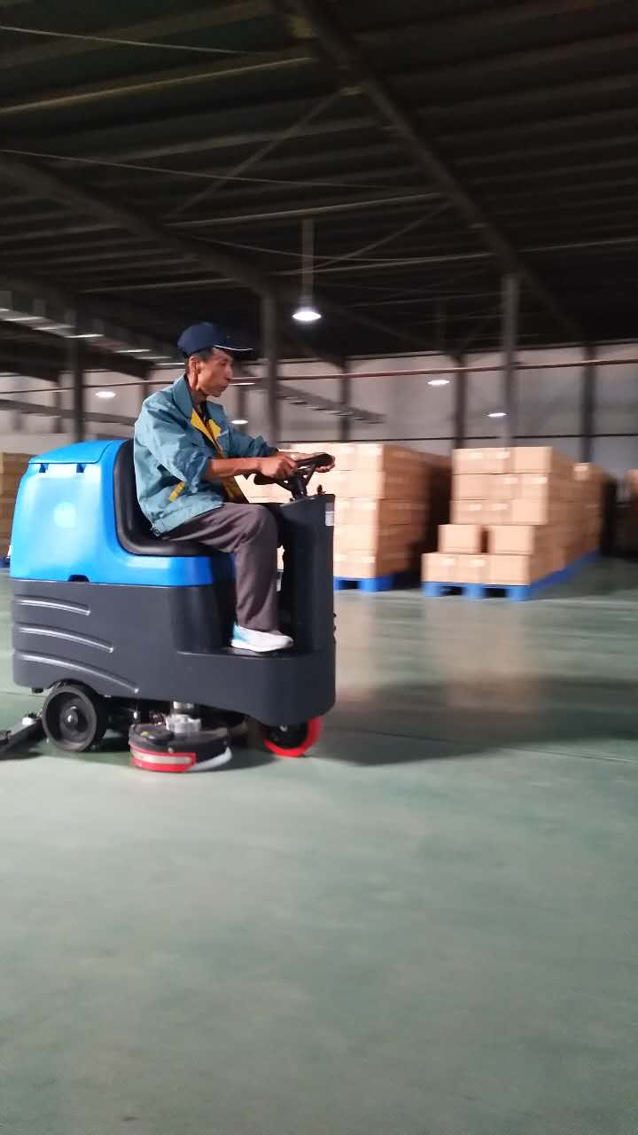 國內(nèi)洗地機(jī)VS進(jìn)口洗地機(jī)，你會(huì)選誰？