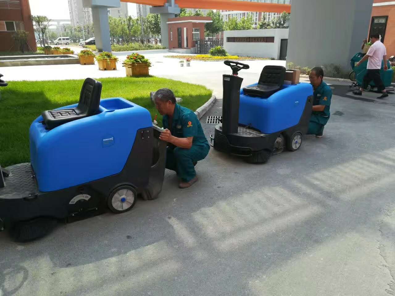 網(wǎng)上采購掃地機(jī)何必?zé)溃绾螌I(yè)的挑選駕駛式掃地機(jī)
