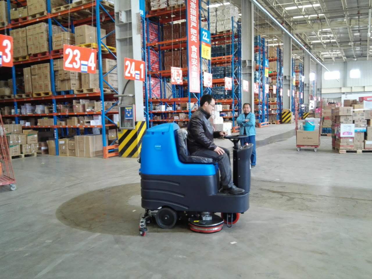 買了駕駛式洗地機不能光用，還得會保養(yǎng)會維修